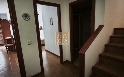 Просторный бунгало с общим бассейном и теннисным кортом, расположенный рядом с гольф-клубом.